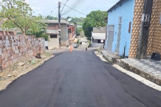 Manutenção asfáltica na rua Jafra Lebron avança nesta sexta-feira em Manaus com nova camada de asfalto