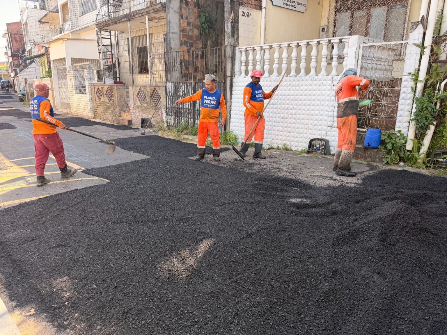 Prefeitura de Manaus executa recuperação asfáltica na rua Boa Vista em São Raimundo, zona Oeste, com aplicação de massa quente
