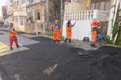 Prefeitura de Manaus executa recuperação asfáltica na rua Boa Vista em São Raimundo, zona Oeste, com aplicação de massa quente