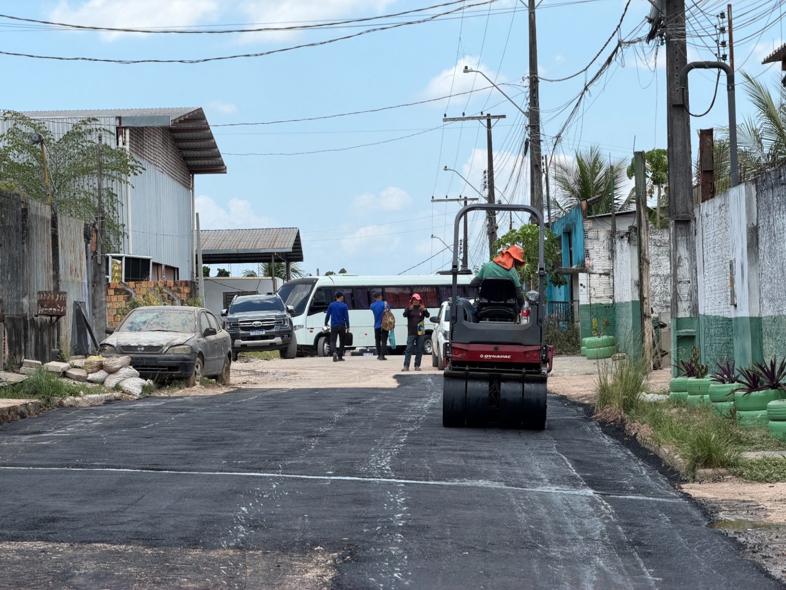 Prefeitura de Manaus realiza manutenção asfáltica na rua Toledo em Santa Etelvina para recuperar o pavimento e melhorar mobilidade
