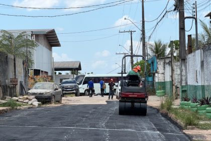 Prefeitura de Manaus realiza manutenção asfáltica na rua Toledo em Santa Etelvina para recuperar o pavimento e melhorar mobilidade