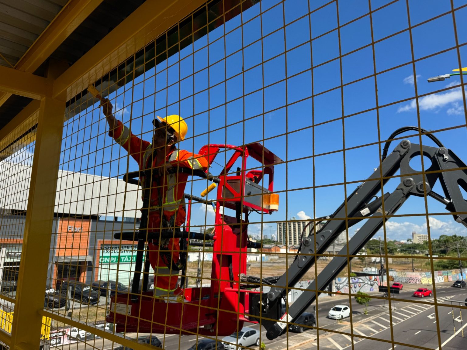 Prefeitura de Manaus inicia modernização das passarelas e pinta estruturas em frente à Arena da Amazônia