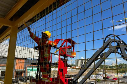 Prefeitura de Manaus inicia modernização das passarelas e pinta estruturas em frente à Arena da Amazônia