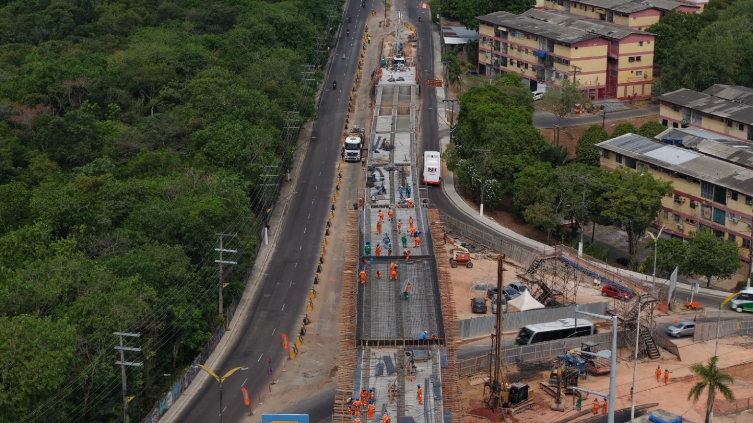 Prefeitura de Manaus avança na concretagem do complexo viário Passarão e das estruturas de contenção