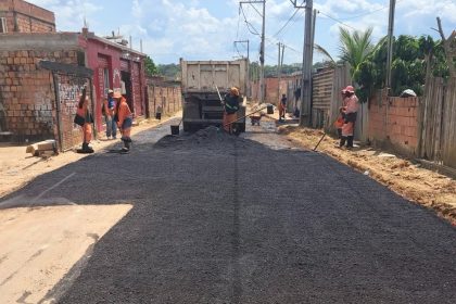 Prefeitura de Manaus inicia pavimentação na travessa Praia Pedroso para melhorar acesso e mobilidade