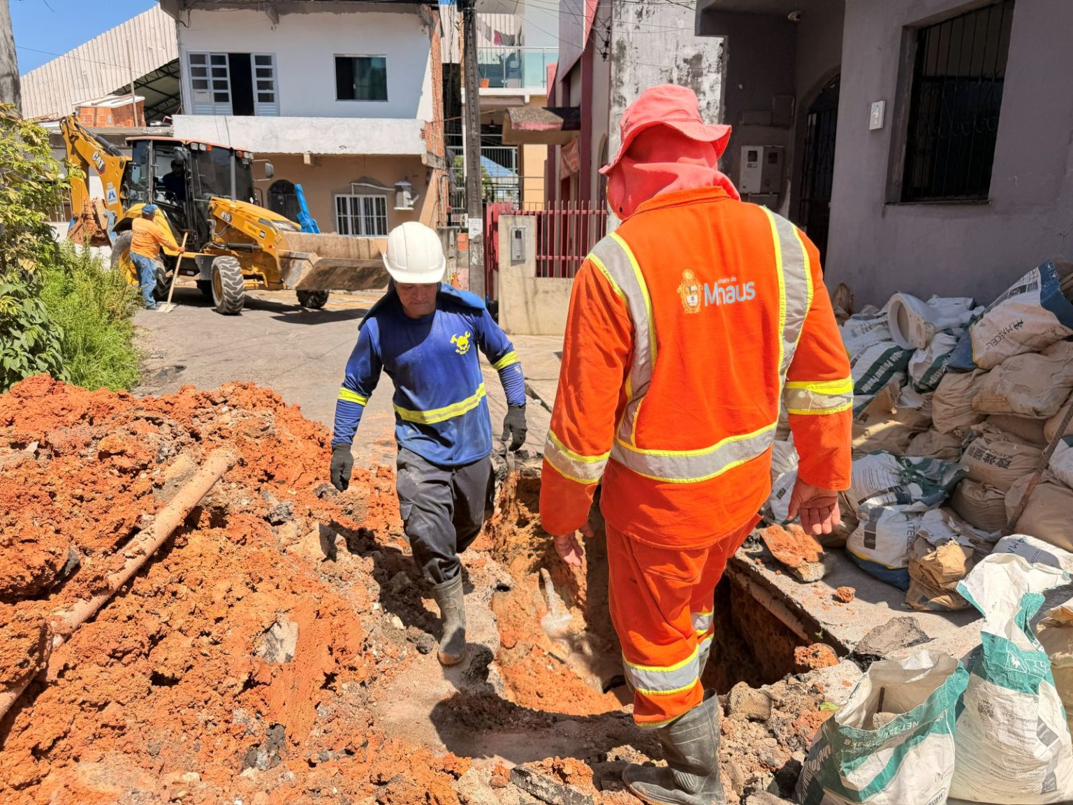 Prefeitura de Manaus acompanha recuperação da tubulação de água na rua Pavão após afundamento parcial