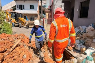 Prefeitura de Manaus acompanha recuperação da tubulação de água na rua Pavão após afundamento parcial