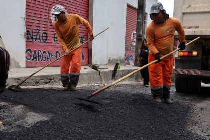 Prefeitura de Manaus realiza recuperação asfáltica na rua Aluísio Brasil em Petrópolis e amplia serviços nas frentes de trabalho