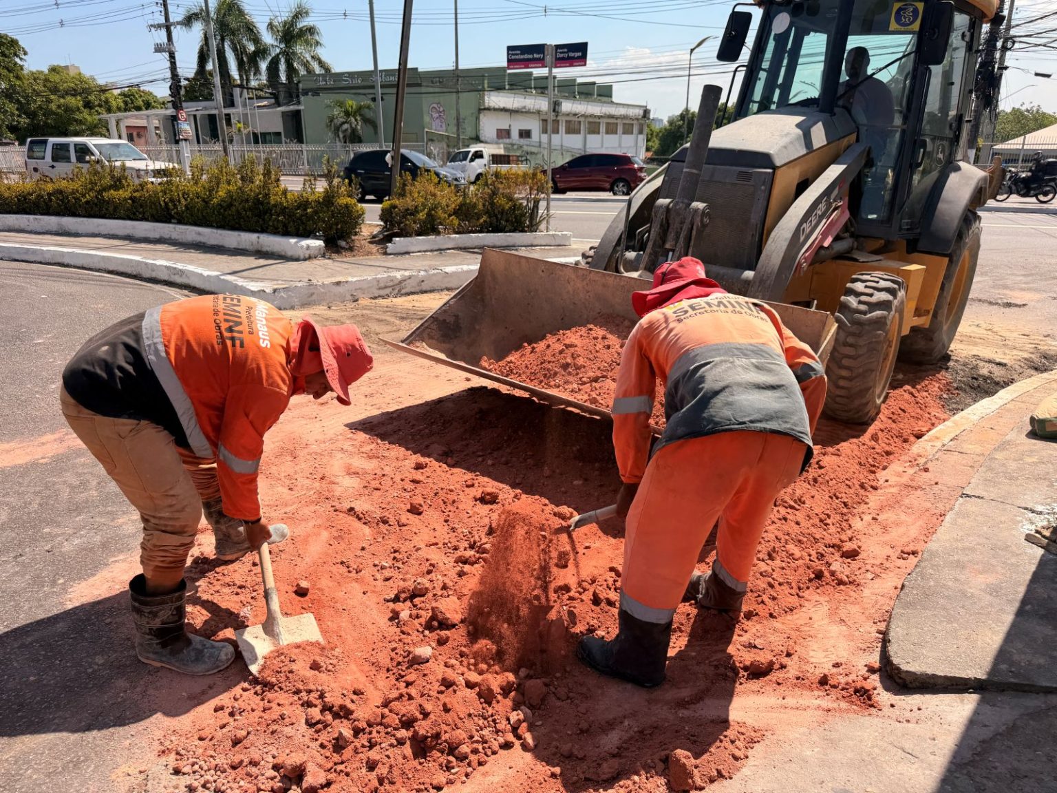 Prefeitura de Manaus inicia recomposição da galeria no cruzamento das avenidas Constantino Nery e Darcy Vargas para restabelecer a estabilidade do trecho