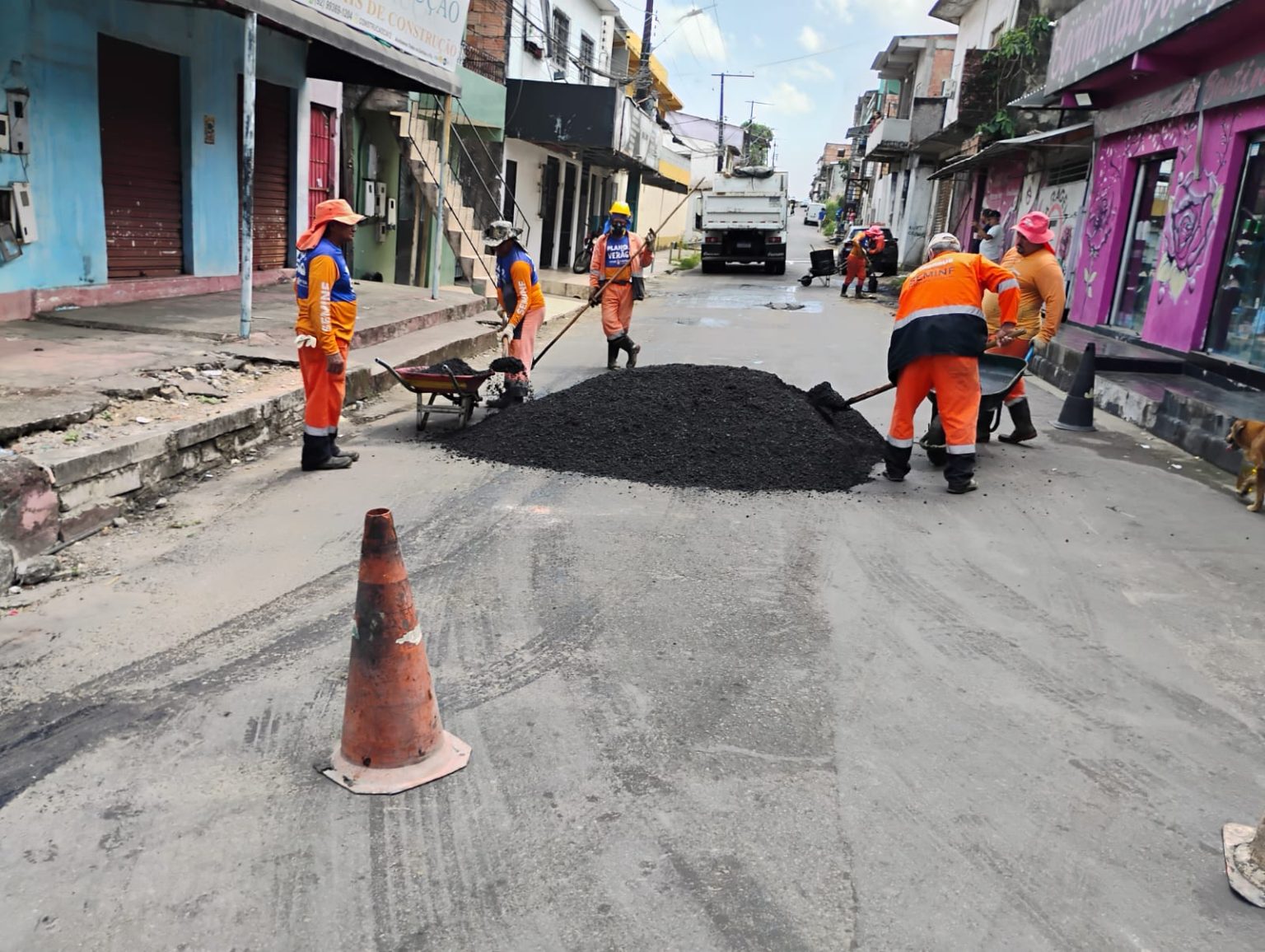 Manutenção asfáltica avança na rua Rio Marau no bairro Lírio do Vale 1 em Manaus para recuperar trechos danificados