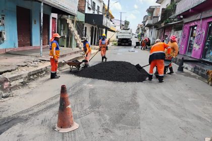 Manutenção asfáltica avança na rua Rio Marau no bairro Lírio do Vale 1 em Manaus para recuperar trechos danificados