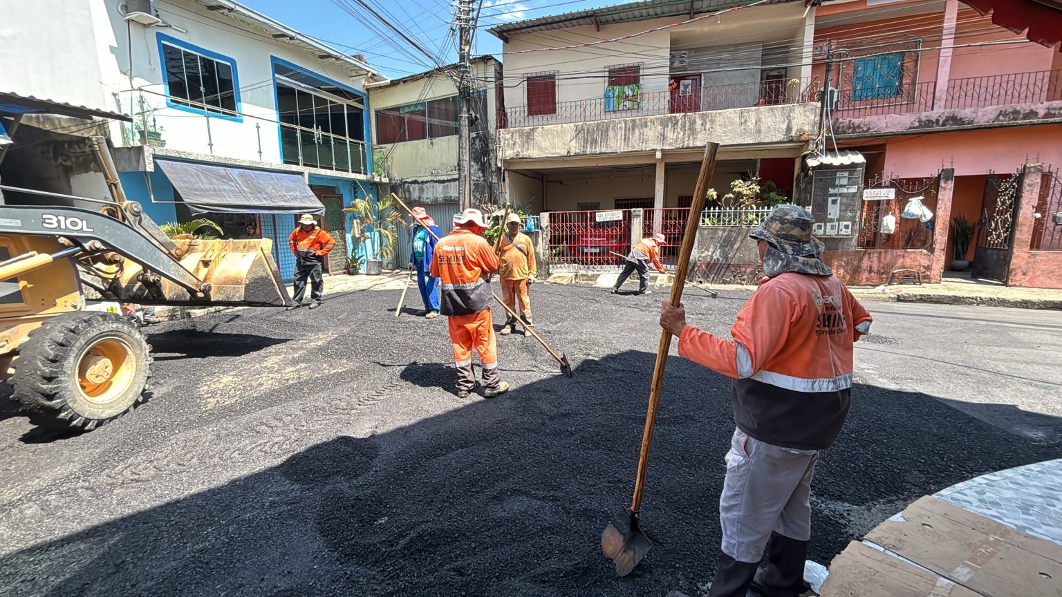 Recapeamento asfáltico na rua Jaçanã avança em Tancredo Neves e recupera pavimento