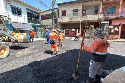 Recapeamento asfáltico na rua Jaçanã avança em Tancredo Neves e recupera pavimento