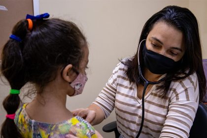 Prefeitura de Manaus reforça orientações sobre hidratação infantil para prevenir desidratação e agravos no verão