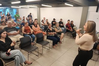 Visa Manaus capacita 60 permissionários para reforçar segurança sanitária nas barracas do festival #SouManaus Passo a Paço 2026 no centro histórico de Manaus