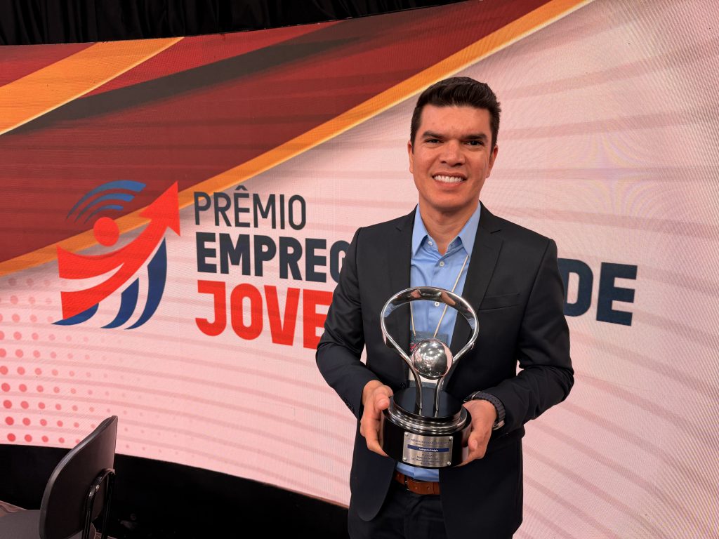 Prefeitura de Manaus vence prêmio nacional na categoria Estágio e recebe troféu em São Paulo