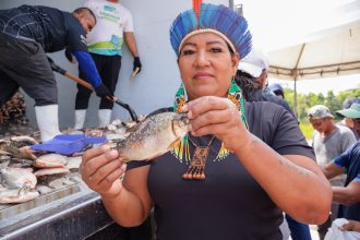 Prefeitura de Manaus distribui 85 mil peixes pelo programa Jaraqui da Gente em Redenção e Tarumã