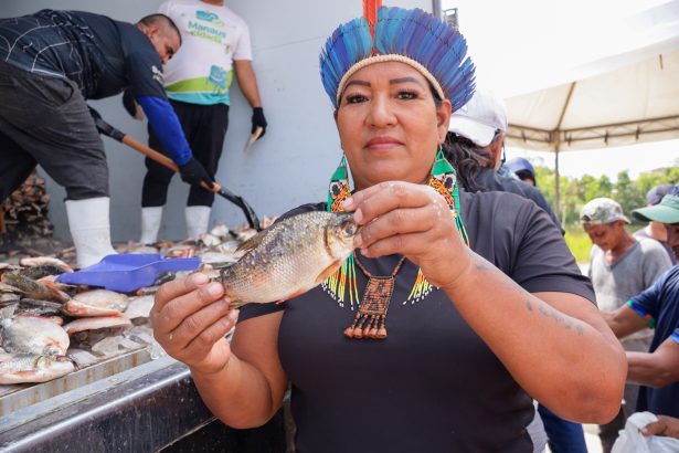 Prefeitura de Manaus distribui 85 mil peixes pelo programa Jaraqui da Gente em Redenção e Tarumã
