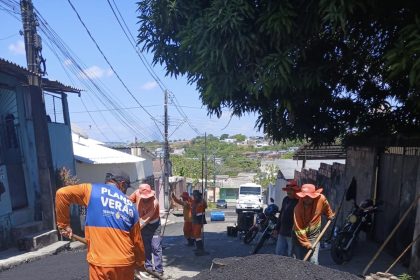 Prefeitura de Manaus realiza manutenção viária na rua 79 do Novo Aleixo para recuperar o pavimento e melhorar circulação