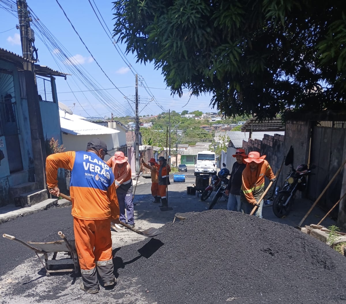 Prefeitura de Manaus realiza manutenção viária na rua 79 do Novo Aleixo para recuperar o pavimento e melhorar circulação
