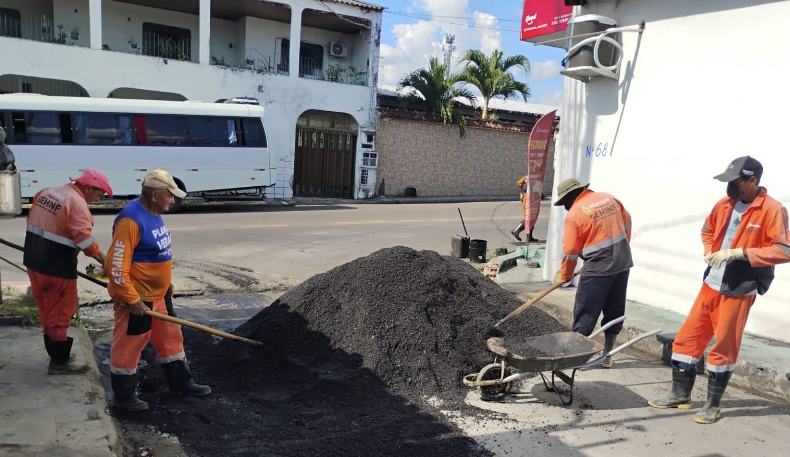 Prefeitura de Manaus intensifica recuperação asfáltica na rua A-9 do conjunto Ajuricaba
