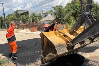 Prefeitura de Manaus aplica 40 toneladas de massa asfáltica na recuperação da rua Toledo e melhora condições de tráfego no Santa Etelvina