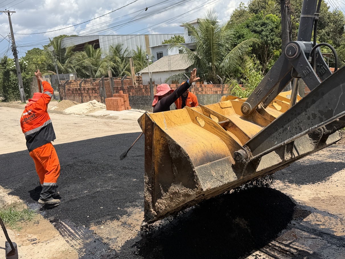 Prefeitura de Manaus aplica 40 toneladas de massa asfáltica na recuperação da rua Toledo e melhora condições de tráfego no Santa Etelvina