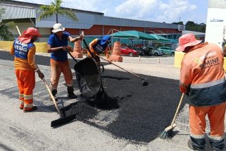 Prefeitura de Manaus executa recomposição asfáltica na rua Anhandui e retoma serviços no bairro Flores
