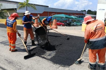 Prefeitura de Manaus executa recomposição asfáltica na rua Anhandui e retoma serviços no bairro Flores