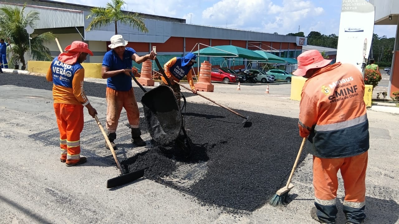 Prefeitura de Manaus executa recomposição asfáltica na rua Anhandui e retoma serviços no bairro Flores