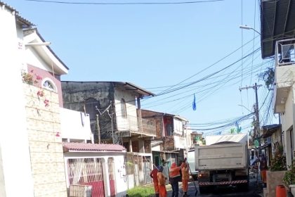 Prefeitura de Manaus realiza manutenção viária e recupera pavimento na rua Almir Pedreiras em Petrópolis