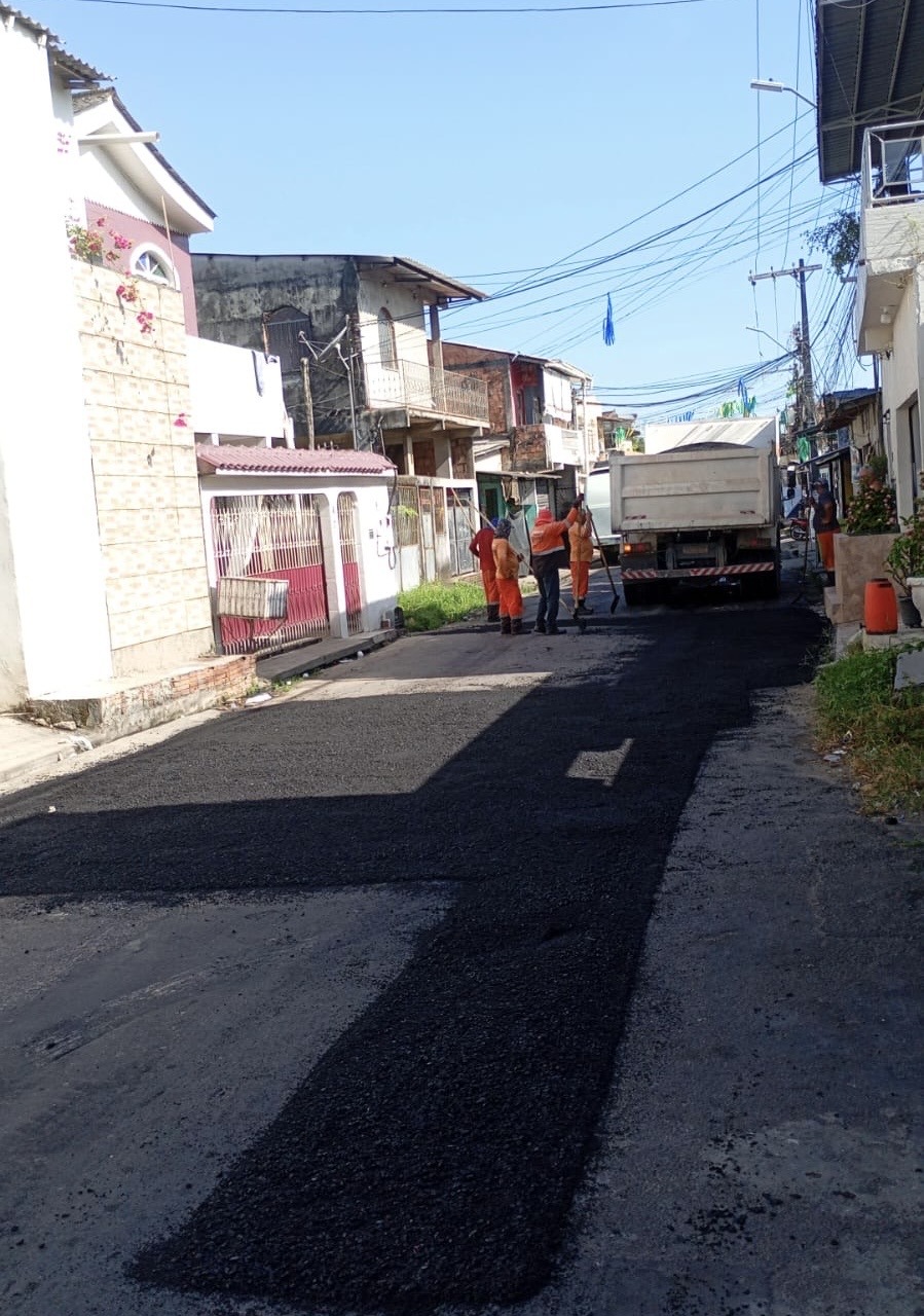 Prefeitura de Manaus realiza manutenção viária e recupera pavimento na rua Almir Pedreiras em Petrópolis