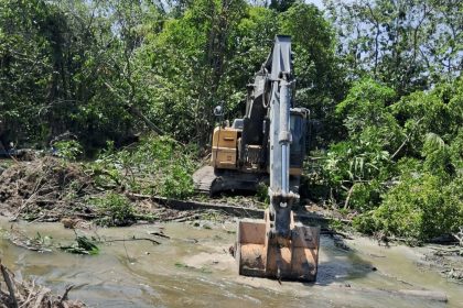Prefeitura de Manaus realiza dragagem do igarapé na rua Renila e retira 900 metros cúbicos de lixo
