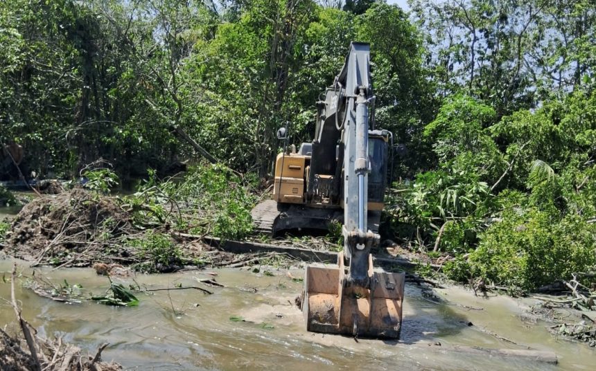 Prefeitura de Manaus realiza dragagem do igarapé na rua Renila e retira 900 metros cúbicos de lixo