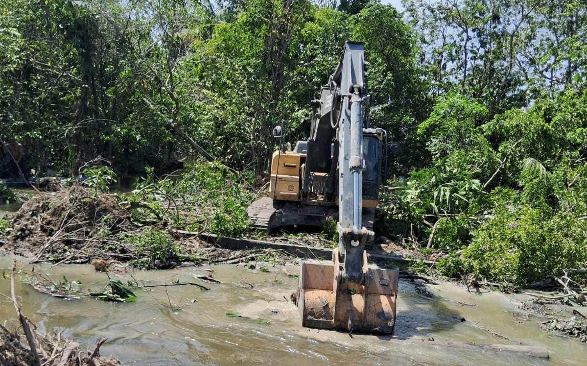 Prefeitura de Manaus realiza dragagem do igarapé na rua Renila e retira 900 metros cúbicos de lixo