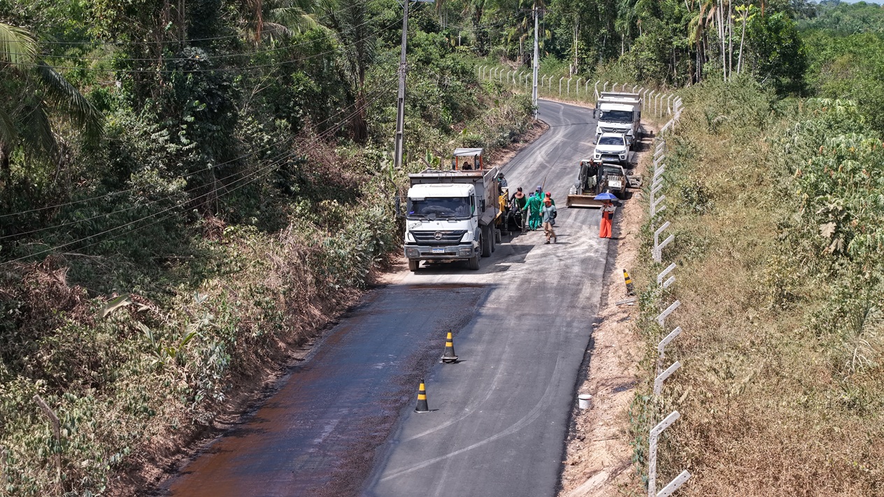 Prefeitura de Manaus inicia pavimentação do ramal da Fazenda da Esperança no km 15 da BR-174 visando melhorar o acesso
