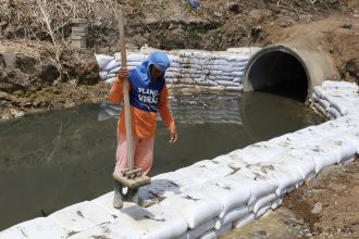 Prefeitura de Manaus executa contenção em rip-rap no igarapé da rua Criciúma para conter erosão e preservar via