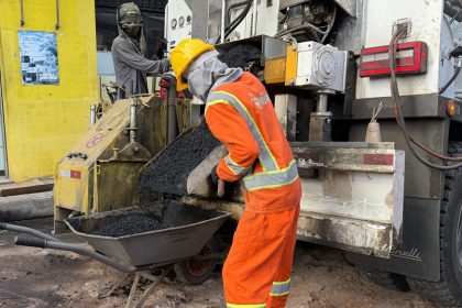 Prefeitura de Manaus intensifica operação Tapa-Buracos na rua Ituiutaba e amplia manutenção viária no Redenção