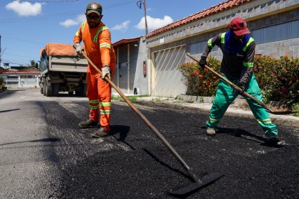 Prefeitura de Manaus intensifica operação tapa-buracos na Cidade de Deus com 125 toneladas de massa asfáltica aplicada