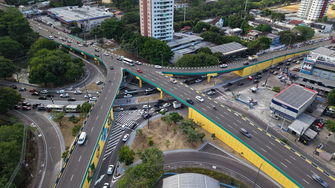 Prefeitura de Manaus intensifica obras de modernização no viaduto Miguel Arraes para ampliar segurança e acessibilidade na região
