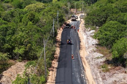 Prefeitura de Manaus avança na pavimentação do ramal do quilômetro 45 da AM-010 e amplia acesso rural