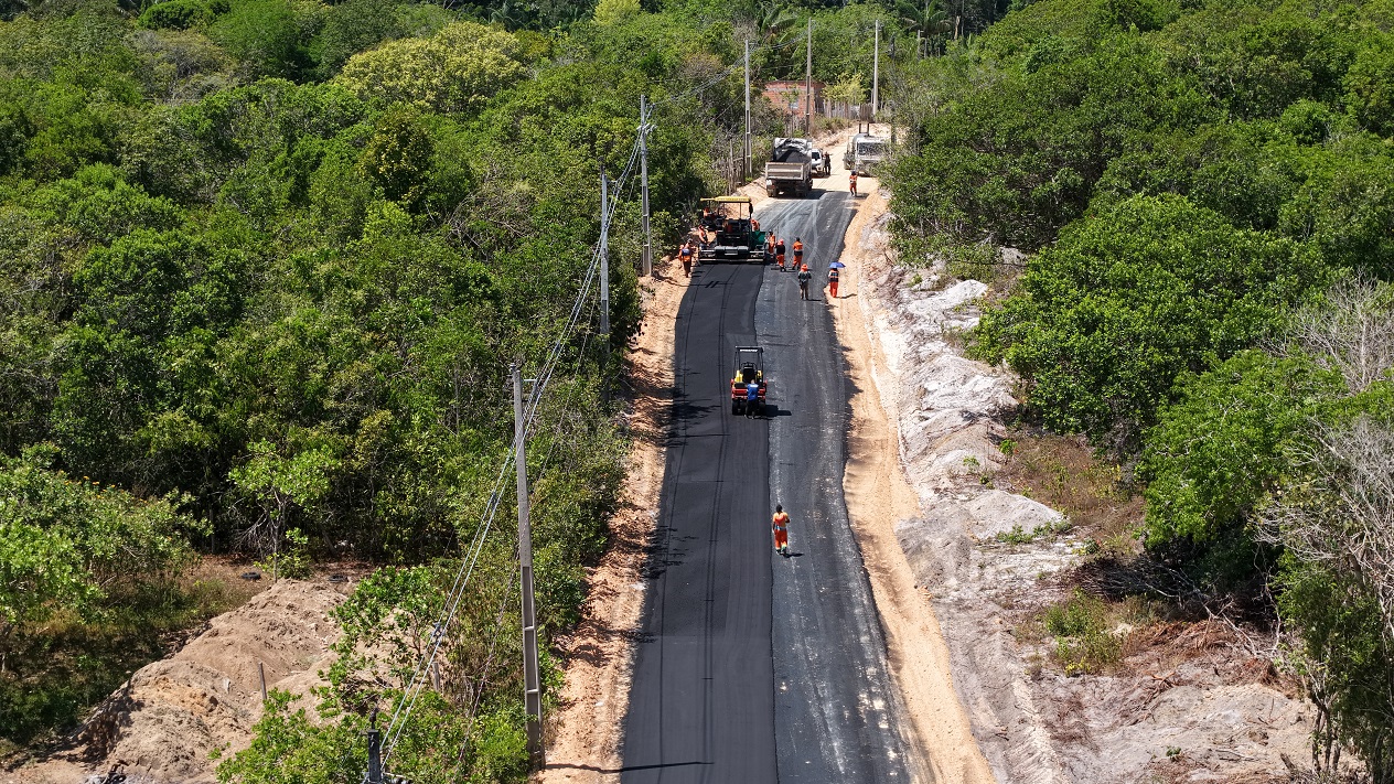 Prefeitura de Manaus avança na pavimentação do ramal do quilômetro 45 da AM-010 e amplia acesso rural