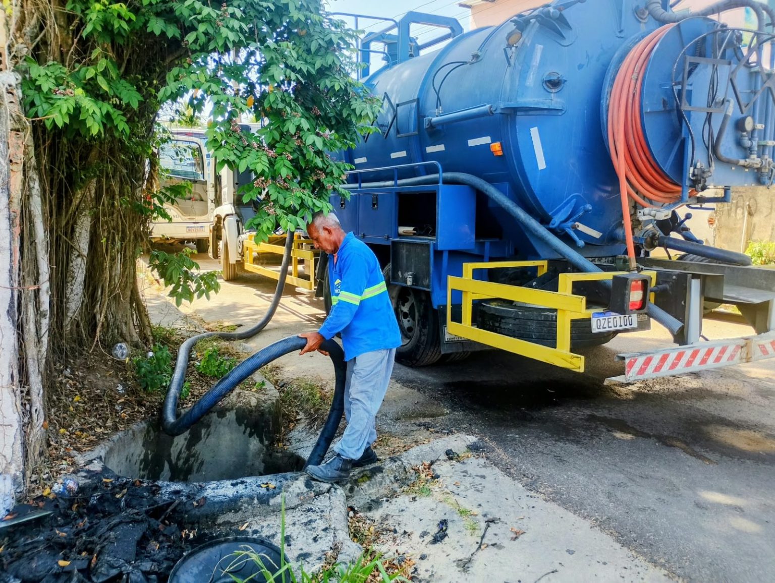 Desobstrução de caixa coletora restabelece escoamento no cruzamento das ruas 16 e E no Augusto Montenegro