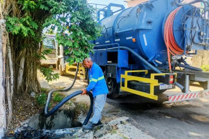 Desobstrução de caixa coletora restabelece escoamento no cruzamento das ruas 16 e E no Augusto Montenegro