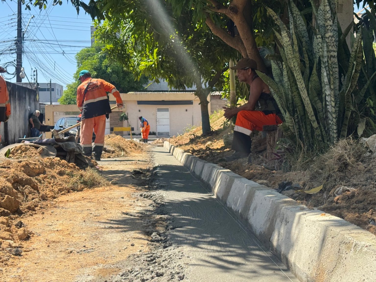 Prefeitura de Manaus inicia manutenção da drenagem superficial na travessa NS do conjunto Águas Claras