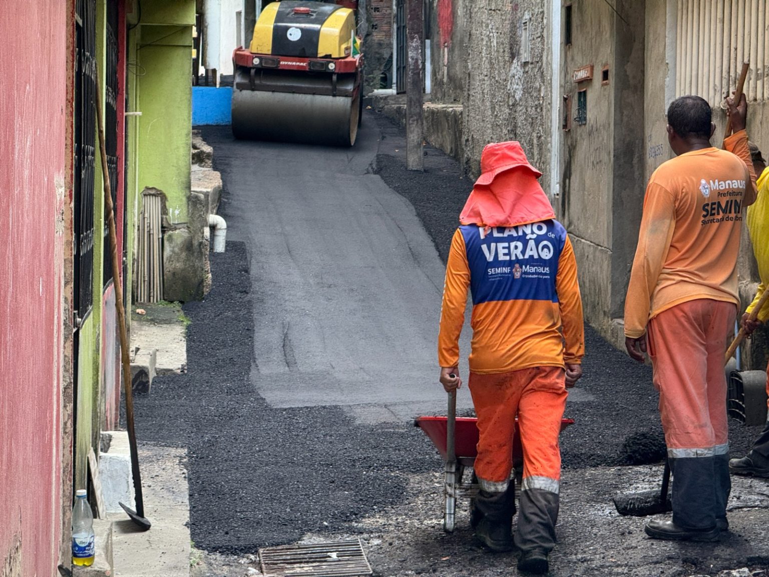 Prefeitura de Manaus realiza recuperação asfáltica no beco Trelelê, bairro Compensa