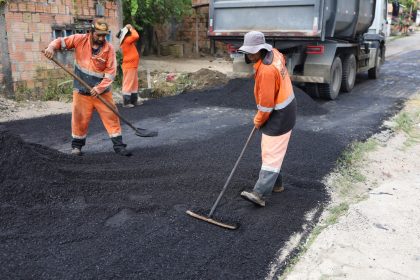 Prefeitura de Manaus realiza recuperação asfáltica de 300 metros na rua Maria Fernandes na zona Norte