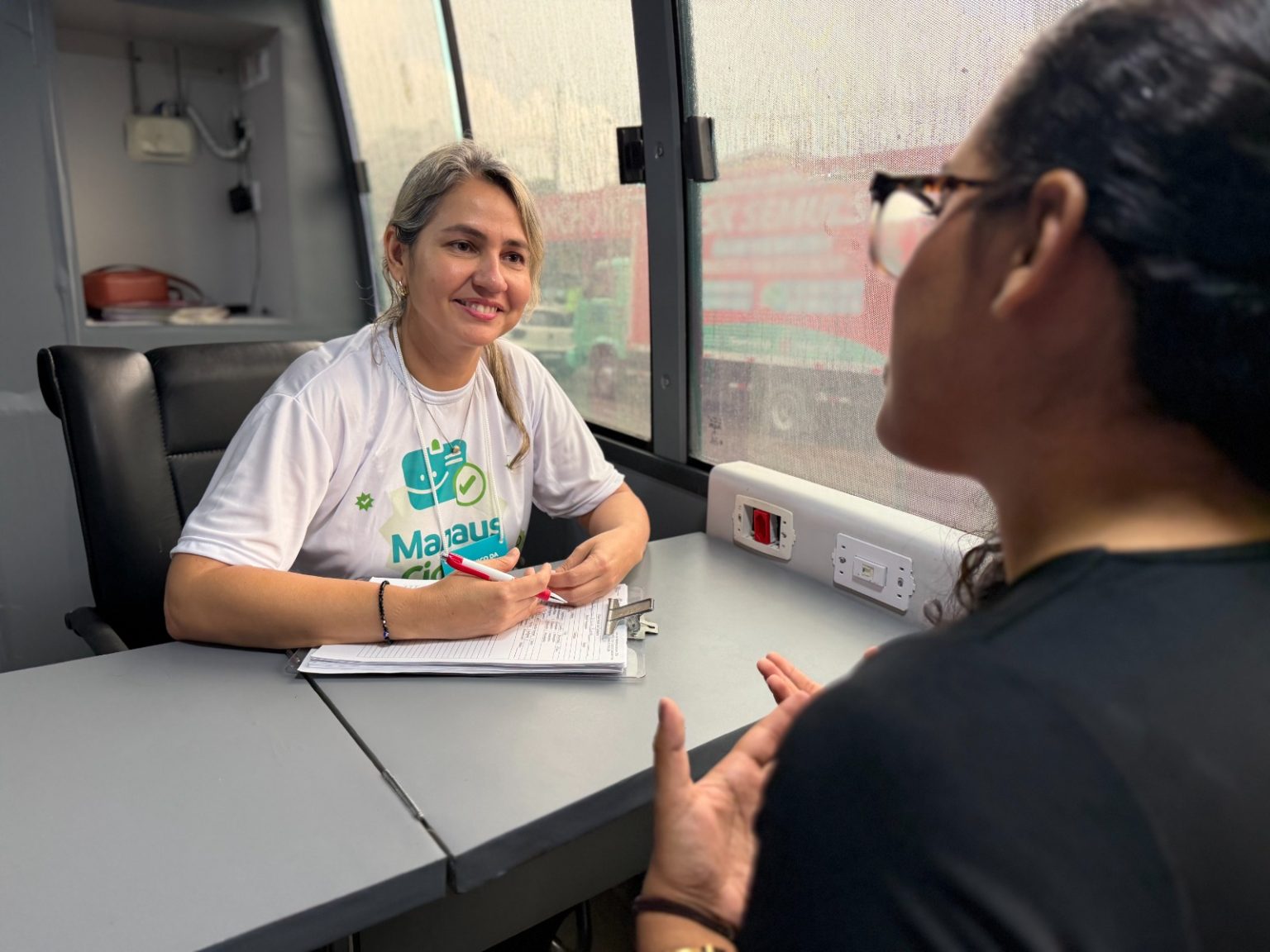 Unidade Móvel de Atendimento à Mulher leva serviços a condomínio em Manaus durante Agosto Lilás