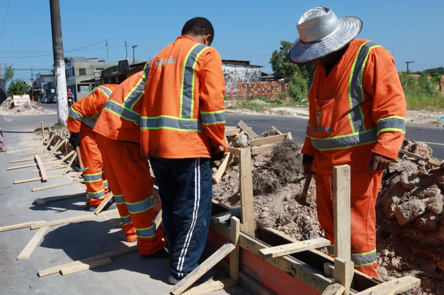 Revitalização do canteiro central na avenida 7 de Maio busca eliminar retornos irregulares e reduzir acidentes em 3,7 km
