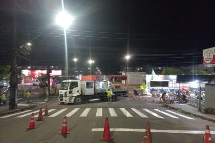 Prefeitura de Manaus e IMMU realizam revitalização da sinalização viária em corredores das zonas Sul e Norte na noite de 6/8